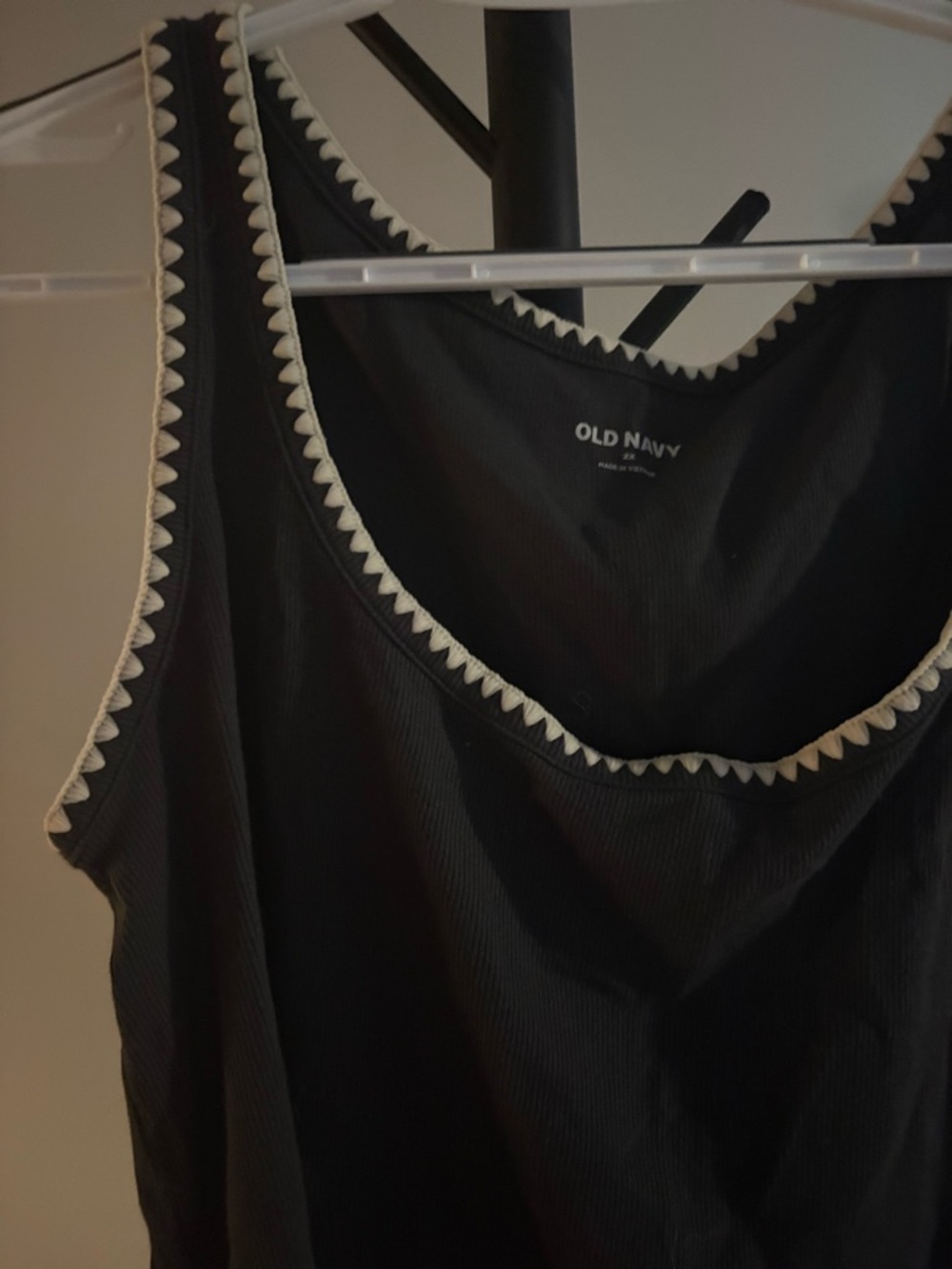 2X EUC - Old Navy Black Tank Top with Cream Trim